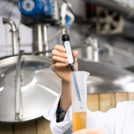 ¿Cómo se calcula el grado alcohólico del hidromiel?