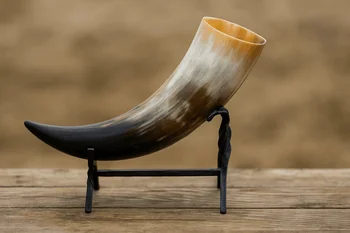 Cuernos con soporte: ideales para apoyarlos en la mesa sin derramar media botella de hidromiel. Algunos son de metal, otros de madera o incluso de piedra.